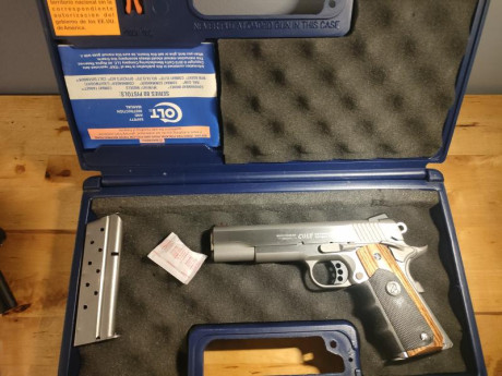 Un amigo pone en venta su 1911. En buen estado,2 cargadores, maletín original. Miras NOVAK,y otra igual 20