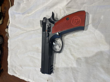 Buenos días, vendo CZ 75 SP-01 SHADOW.
Afinada por Godoy, para ipsc. Habrá disparado sobre 5000 disparos.
La 01