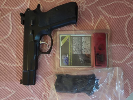 Vendo CZ75 - 450€ + gastos si los hubiera.
Cachas de polímero + originales. Miras LPA(150) + originales, 00