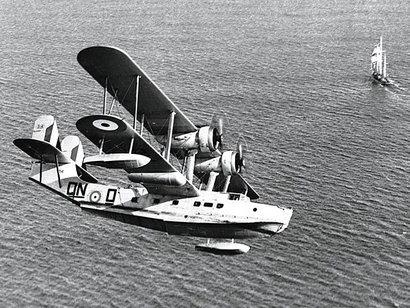 Sé que al principio de la II Guerra Mundial, habían en servicio algunos aviones biplanos (Gloster Gladiator, 81