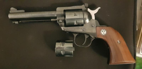 Ruger  single  six  con dos tambores  , 22 LR y 22 Magnum , guiado en F , buen estado , precisión espectacular 01
