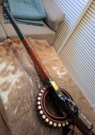  Winchester UBERTI 1873 SPORTING CARBINE, 45 Long Colt 19" 

Guiado en D, pocos tiros, estado excelente 01