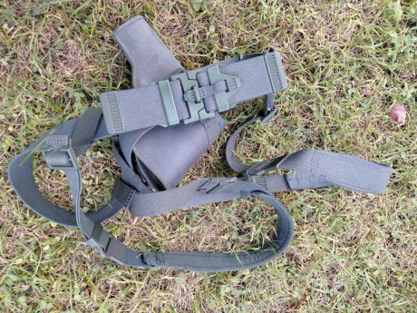 Hola a todos, pongo a la venta una funda con trinchas y cinturon de una Star BM de la Guardia Civil 

El 11