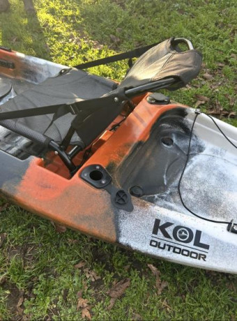 Cambio kayak autovaciable de pesca de 3 metros  . Va con cañero orientable, asiento alto ,remo y soporte 01