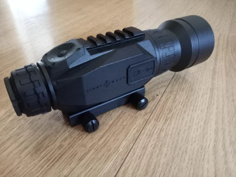 Avanzado sensor HD de 1920x1080 pixel que proporciona claridad a todo color durante el día.
- Zoom digital 01