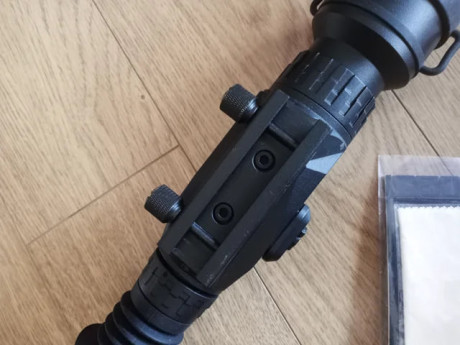 Avanzado sensor HD de 1920x1080 pixel que proporciona claridad a todo color durante el día.
- Zoom digital 10