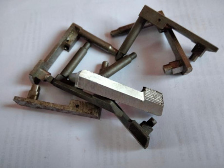 Hola, pongo varias retenidas de corredera nuevas a estrenar de la pistola Star 28DA 
las retenidas no 90