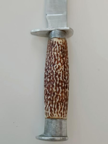 Vendo cuchillo tradicional de caza o de monte con mango de asta de ciervo.
La hoja es de un solo filo 00
