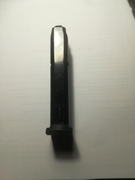 Vendo cargador S&W de 17 balas 9 mm Pb. para pistolas de la serie 5900 - 910 - 915 y 659. Está nuevo, 20