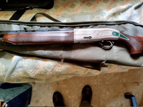 Vendo escopeta Beretta Tehniks cal. 12-76 en buen estado con cinco choques y maletin, precio 400 euros 01