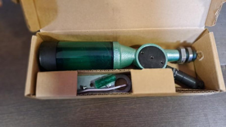 Vendo este dosificador de polvora de la marca Rcbs mas dos  medidores de polvora ajustables micrometricos,uno 02