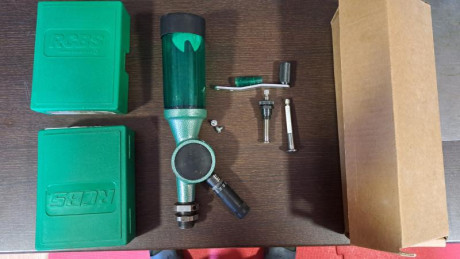Vendo este dosificador de polvora de la marca Rcbs mas dos  medidores de polvora ajustables micrometricos,uno 01