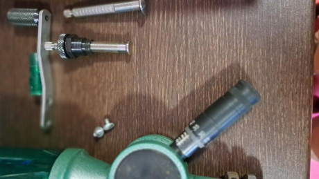 Vendo este dosificador de polvora de la marca Rcbs mas dos  medidores de polvora ajustables micrometricos,uno 12