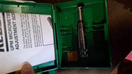 Vendo este dosificador de polvora de la marca Rcbs mas dos  medidores de polvora ajustables micrometricos,uno 10