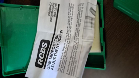 Vendo este dosificador de polvora de la marca Rcbs mas dos  medidores de polvora ajustables micrometricos,uno 22