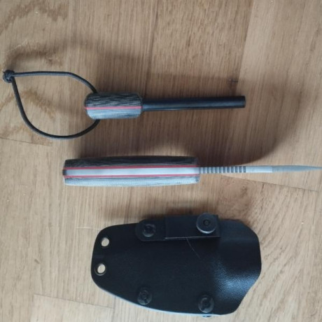 Vendo Joker Erizo TS1 con Pedernal a juego y funda de Kydex. Cachas en mikarta verd con separador rojo 01