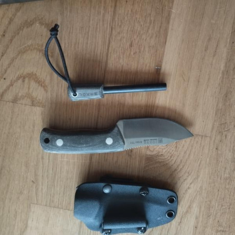 Vendo Joker Erizo TS1 con Pedernal a juego y funda de Kydex. Cachas en mikarta verd con separador rojo 00