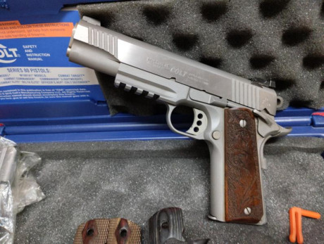 Vendo Colt Gobernnement, plataforma 1911 en calibre 9mm.  Acero inoxidable, alza regulable y cinco pulgadas. 01