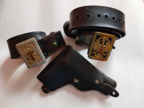 Hola ,
 Vendo dos cinturones del Ejercito de Tierra reglamento 43 o tambien Guardia Civil, Uno de oficial 11