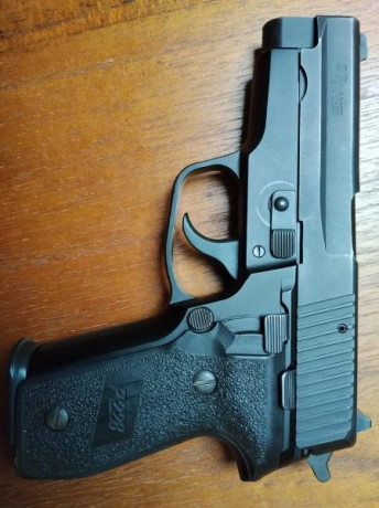 Se vende Sig Sauer P228, calibre 9x19, en buen estado general, en su caja original y dos cargadores. Se 02