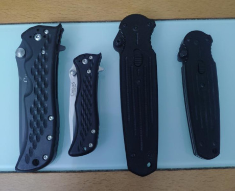 Vendo estás 4 navajas de mi colección.
Se trata de 2 Gerber Replica Applegate. Una con hoja de 9 cm y 00