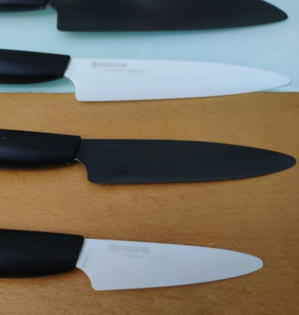 Set de 4 cuchillos Kyocera con afilador eléctrico.

- Cuchillos de cerámica, 2 blancos 2 negros
- Afilador 01