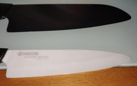 Set de 4 cuchillos Kyocera con afilador eléctrico.

- Cuchillos de cerámica, 2 blancos 2 negros
- Afilador 00