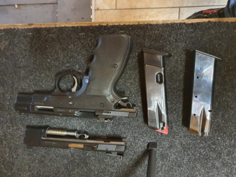 Hola amigos! ya que se muestran tantas armas buenas creo que a los propietarios de una cz 75 se nos tendría 70