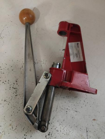 Prensa LEE.
Solución ideal para recarga de munición.
Fabricada por LEE Precision Inc., esta prensa de 01