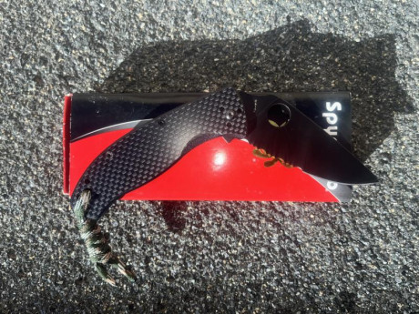 Spyderco impecable, cachas de carbono, hoja negra mixta. 60€ gastos de envio incluidos 00
