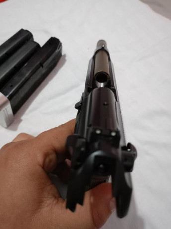 Buenas pongo ala venta recién comprada por mi en armeria top gun de alicante, una p.beretta 92 fs modelo 10