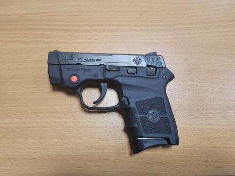 En venta pistola Smith &Wesson Bodyguard .380 Auto, 9 mm corto, dos cargadores de 6 cartuchos. Habrá 01