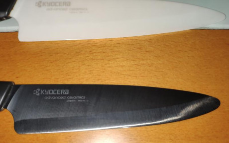  vendido Set de 4 cuchillos Kyocera con afilador eléctrico.

- Cuchillos de cerámica, 2 blancos 2 negros
- 12