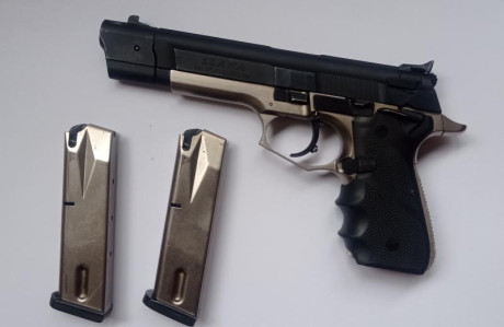Pistola de 9mm. (Acero Español)
Cañón de 5" con freno de boca.
Dos cargadores y cachas de Neopreno.
Muy 01