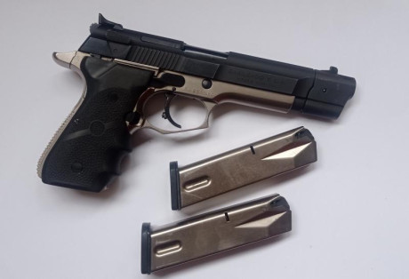 Pistola de 9mm. (Acero Español)
Cañón de 5" con freno de boca.
Dos cargadores y cachas de Neopreno.
Muy 00