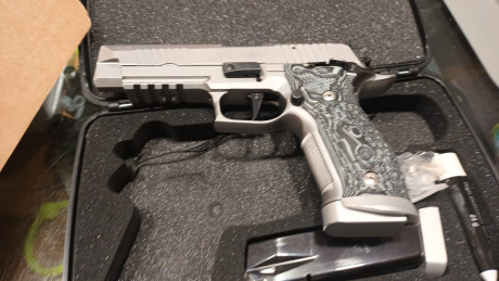 Todo de origen , impecable , precisión espectacular,  guiada en F , en Madrid 
3800 euros 
No me interesan 00