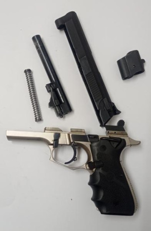 Pistola de 9mm. (Acero Español)
Cañón de 5" con freno de boca.
Dos cargadores y cachas de Neopreno.
Muy 10