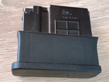 Hola a todos.

Pues como reza en el título:
 VENDO CARGADOR ORIGINAL de 10 Cartuchos de capacidad, para 02