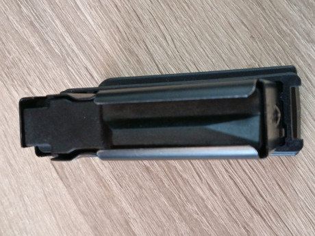 Hola a todos.

Pues como reza en el título:
 VENDO CARGADOR ORIGINAL de 10 Cartuchos de capacidad, para 01