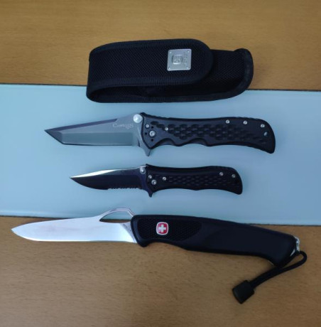 Vendo estás 4 navajas de mi colección.
Se trata de 2 Gerber Replica Applegate. Una con hoja de 9 cm y 120