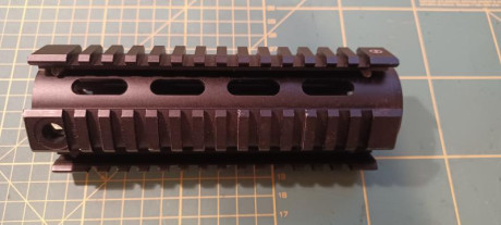 Muy buenas a todos. Vendo el guardamanos RIS en aluminio de un AR15 SCHMEISSER del 222 rem. Esta practicamente 01