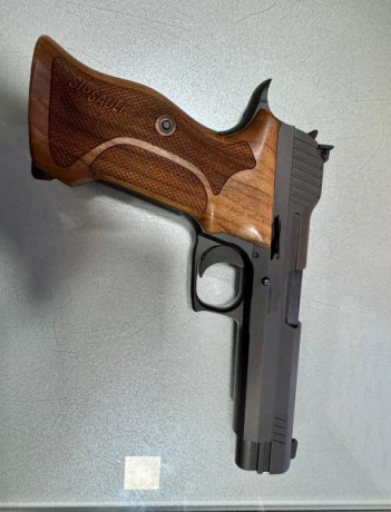 en perfecto estado, completamente nueva , 2 cargadores + cacha adicional que permite empuñar esta pistola 02