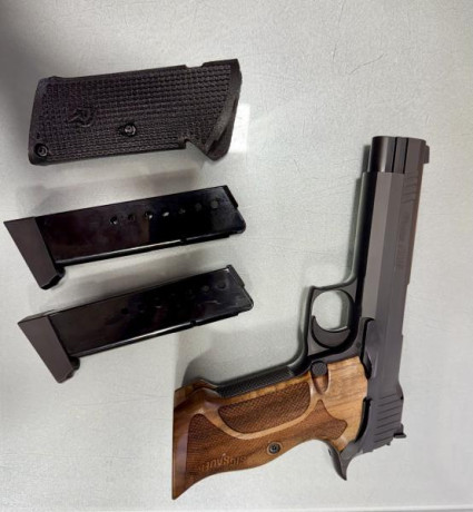 en perfecto estado, completamente nueva , 2 cargadores + cacha adicional que permite empuñar esta pistola 01