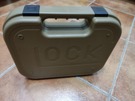 Vendo maletín  GLOCK  modelo  "Coyote" .
Totalmente nuevo.

 Precio : 35 euros con envío a península 00