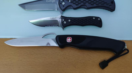 2 navajas marca Camillus,una estilo Tanto con acero 440, 9cm de hoja y la otra hoja mixta de 6,5 cm acero 12