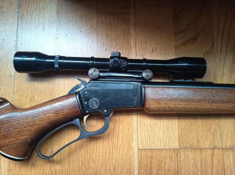 Antigua pero no se ha usado en más de 20 años. Con un golpe en la madera que se aprecia en una fotos. 02