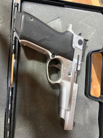 Muy buen estado pocos disparos solo unas tiradas al año 
Es cinco pulgadas y va con maletín y dos cargadores 02