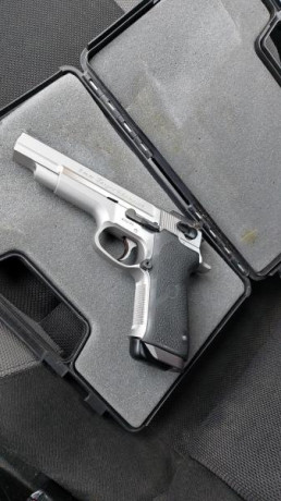 Muy buen estado pocos disparos solo unas tiradas al año 
Es cinco pulgadas y va con maletín y dos cargadores 00