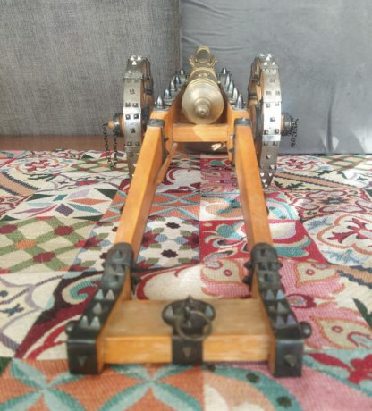 Excelente réplica histórica y decorativa de cañón antiguo (no operativo) en latón, haya y metal, construido 00