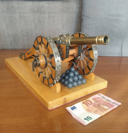 Excelente réplica histórica y decorativa de cañón antiguo (no operativo) en latón, haya y metal, construido 12